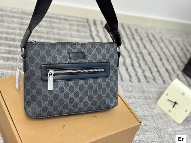 酷奇 最新款斜挎包 实用性强 细节做工精致 高端大气上档次 休闲大方 尺寸：28.19