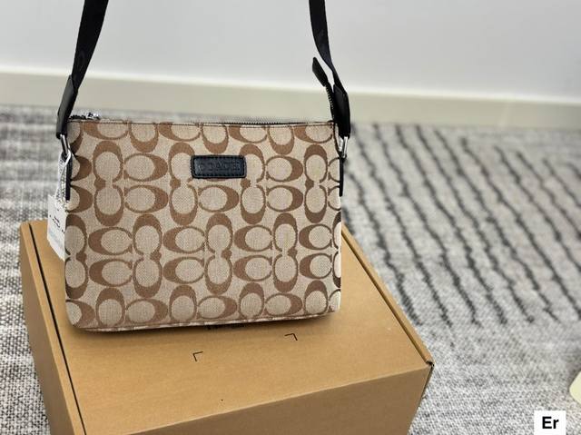 芬迪 蔻驰 最新款斜挎包 实用性强 细节做工精致 高端大气上档次 休闲大方 尺寸：28.19