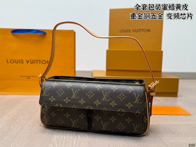 全套包装 蜜蜡黄皮 重金钢五金 变频芯片 Lv中古包又一位当红炸子鸡来咯 一只看似中古中矩却又有点标新立异的包。 因为包身前的两个大口袋类似骆驼的驼峰，因此被称