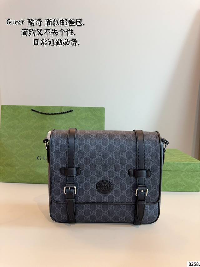 配礼盒. Gucci酷奇Ophidia斜挎包. Gg男包来咯～ 随着时间成长，压花也是经久耐看且永不过时的元素 这款包包造型小巧，依旧是复古的调性，方方正正的包