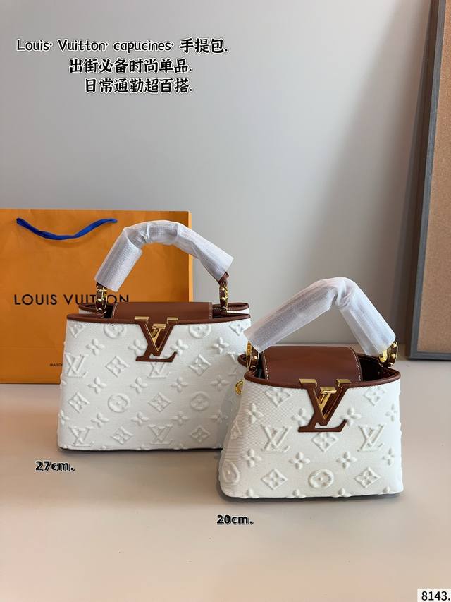 Lv Capucines Bb 手提包 今年最多明星街拍的Lv包包你能想到哪些款式呢？恐怕大多女性都会把目光锁定到柔软的荔枝纹Taurillon系列吧，因为全都