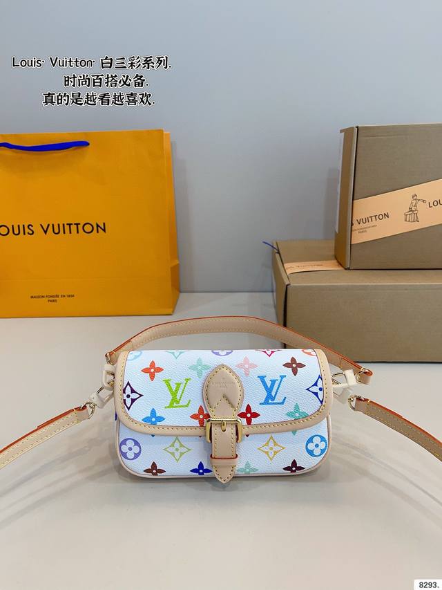 配礼盒. Lv 白三彩新款法棍小号出货啦 20Cm 折叠盒包装 本款Nano Diane为Monogram帆布包身融入皮革包角和传统搭扣等复古元素,复现圆润翻盖 配礼盒. Lv 白三彩新款法棍小号出货啦 20Cm 折叠盒包装 本款Nano Diane为Monogram帆布包身融入皮革包角和传统搭扣等复古元素,复现圆润翻盖