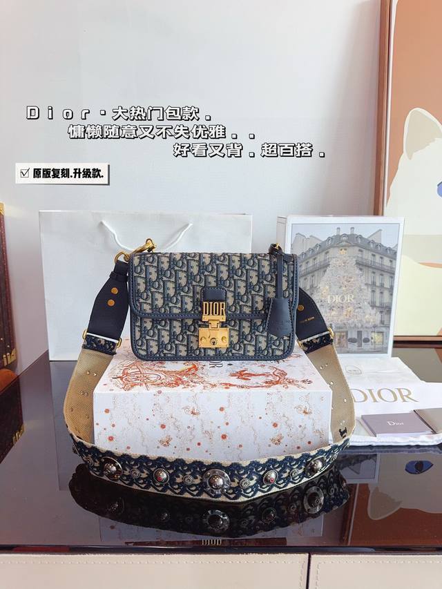配礼盒 Dior.迪奥 老花Addict 邮差包 原版双面绣老花料 迪奥的Oblique复古印花图案早在上世纪六十年代就在巴黎时装周里掀起热潮 不同的是如今大家