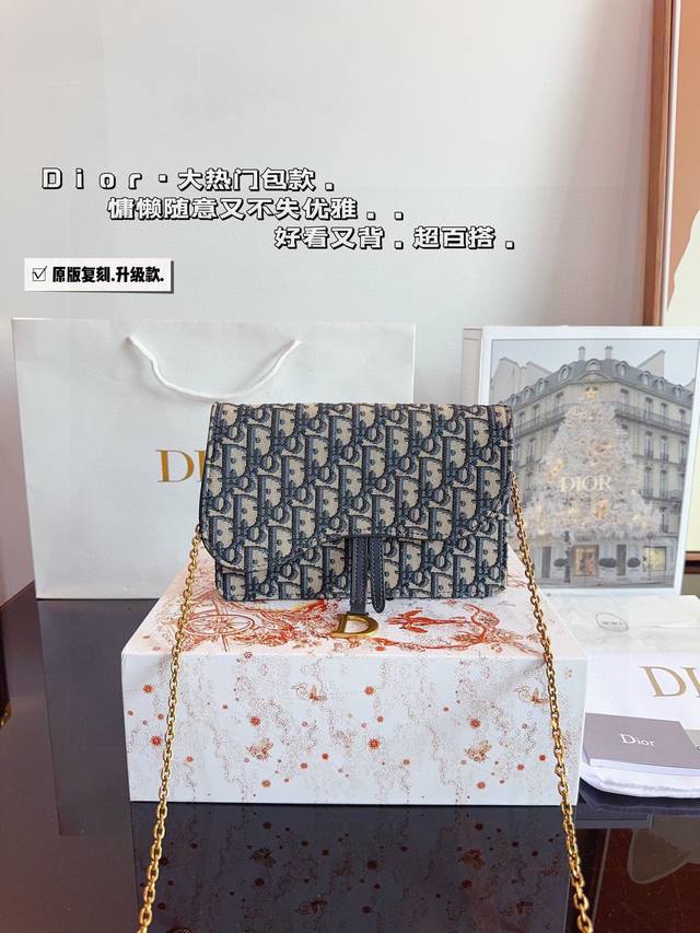 配礼盒. Dior迪奥 Woc链条包. 大爱的迪奥老花帆布链条包 超精致又能装，真香A！喜欢小包的妹子们看过来~ 老花帆布手机包！不要看着觉得容量小 单单放手机