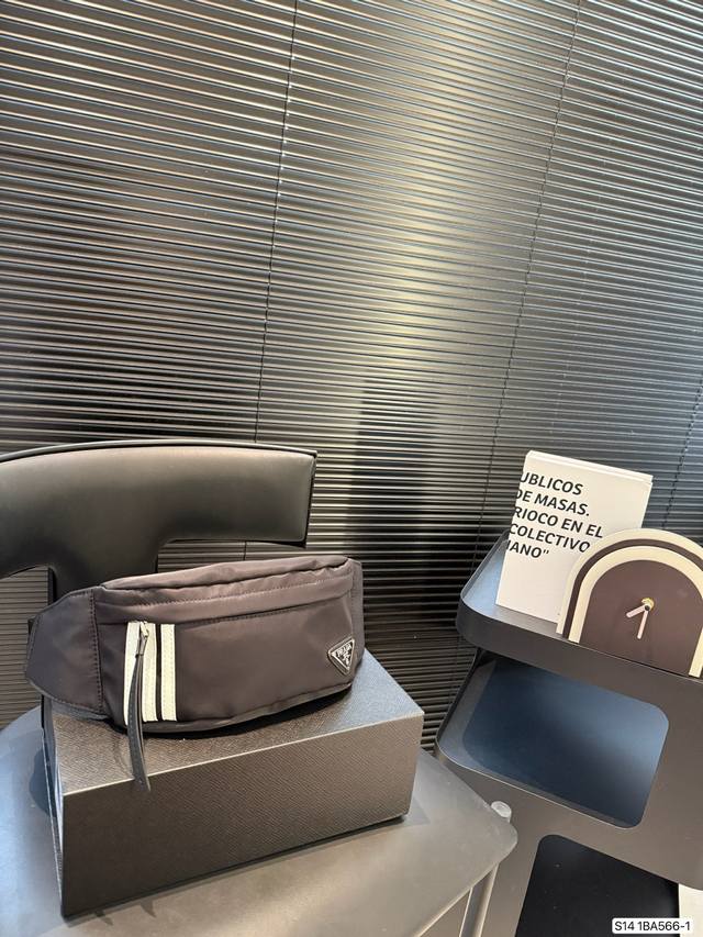 配盒子 Prada 普拉达阿迪联名腰包 胸包 斜挎包 腰包设计不仅实用, 还增强了整体设计感！ 日常搭配不同衣着都可以， 上身造型感很赞， 简约轻便时尚 尺寸：