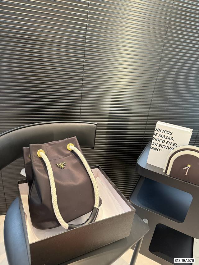 配盒子 普拉达 Ss25 水桶托特包 Prada 复古优雅 满满的高级感 大小适中 容量感人 休闲正装皆可轻松驾驭 尺寸：23 27 货号1Ba576