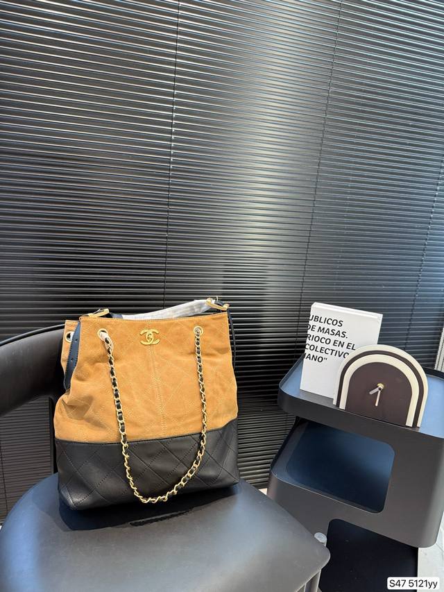 全网醉新的一只香奈儿25S香奈儿25S新款来袭这只Chanel 全堪称完美 它既能手提，又能斜挎、单肩，多种背法超实用，妥妥专柜刚出炉的标准全品相。 尺寸：29