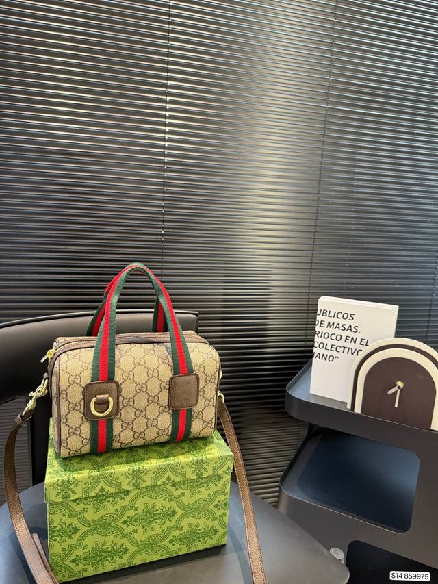 配盒子 酷奇Gucci 波士顿枕头包 很酷很百搭 时尚潮流 任何搭配都能够轻松驾驭 尺寸：20 12.5 货号859975