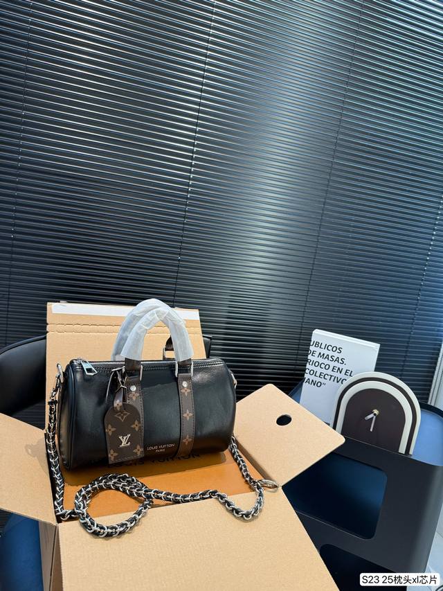 配飞机盒折叠盒子 Lv枕头包 Keep手提单肩斜挎款式 宝宝们抓紧来订哈 版型经典不过时 一直深受洋气美妞们喜欢！尺寸：25 14 货号25枕头