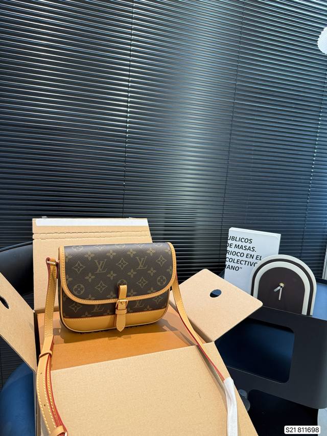 配飞机盒折叠盒子 Lv邮差包 上身简单又舒服 整体保留了简洁的包身造型 可以单肩腋下，也可以长肩带斜挎 包包自重很轻，容量挺大的 认证了百搭程度是一年 365