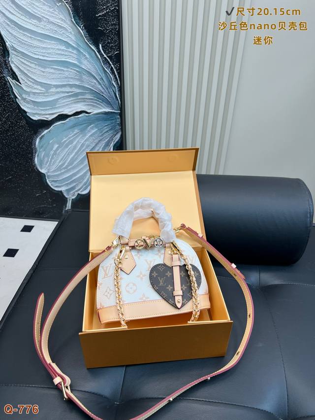 配全套礼盒 Lv 沙丘色Nano贝壳包Mini小贝壳敲百搭！牛皮版本 手提斜挎都好美腻 装口红粉饼日常小物都够用 上身效果奈斯～ 适合夏天背的包包 尺寸20.1
