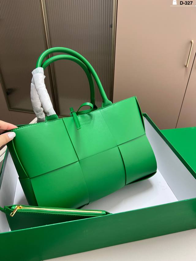 Bv明星同款编织托特包 每只包都拥有独特的魅力 衬托出整体的高级质感。众多明星上身，多种背法多种造型。D-327尺寸33×23配盒