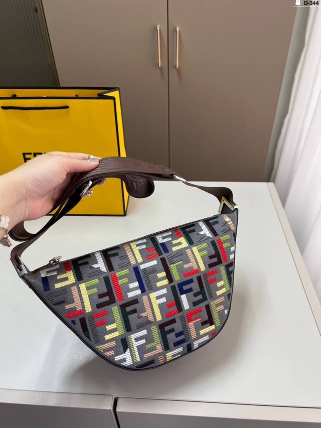 芬迪Fendi Melon手袋男士腋下包 可以斜挎也可以单肩非常方便实用质感低调奢华 适合出席各种商务场合背 D-344尺寸31×18