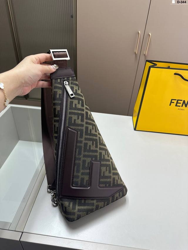 Fendi 芬迪不对称拉链开合棕色Ff提花面料锥形单肩胸包 斜挎背包 采用精湛镶嵌细工，实物拍摄 原厂原版面料D-344尺寸17×37