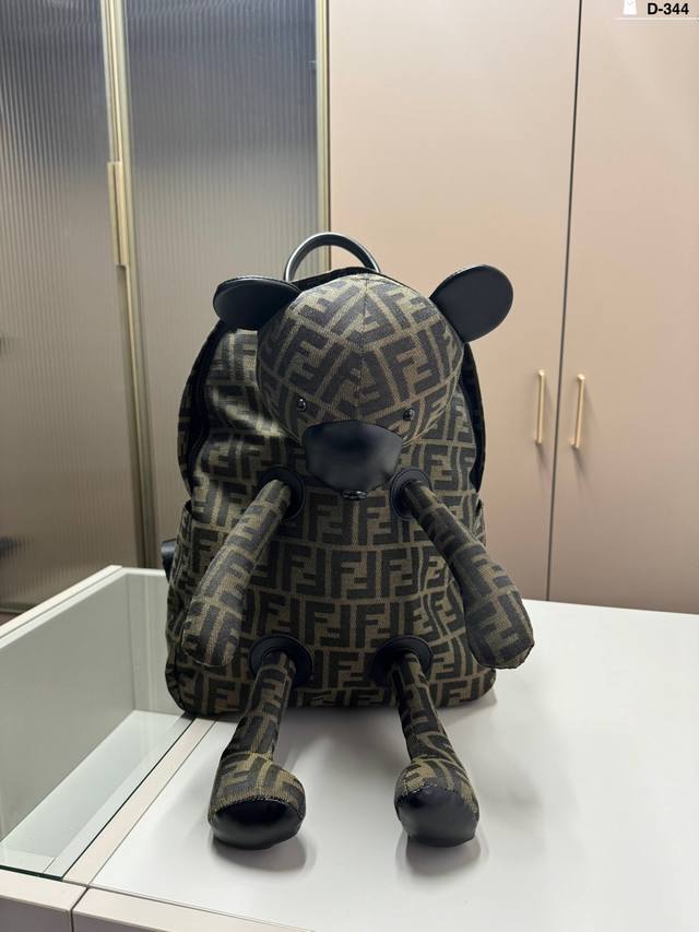 Fendi芬迪小熊双肩包 满满高级感 男女皆可 任何风格都可轻松驾驭 D-344尺寸30×39