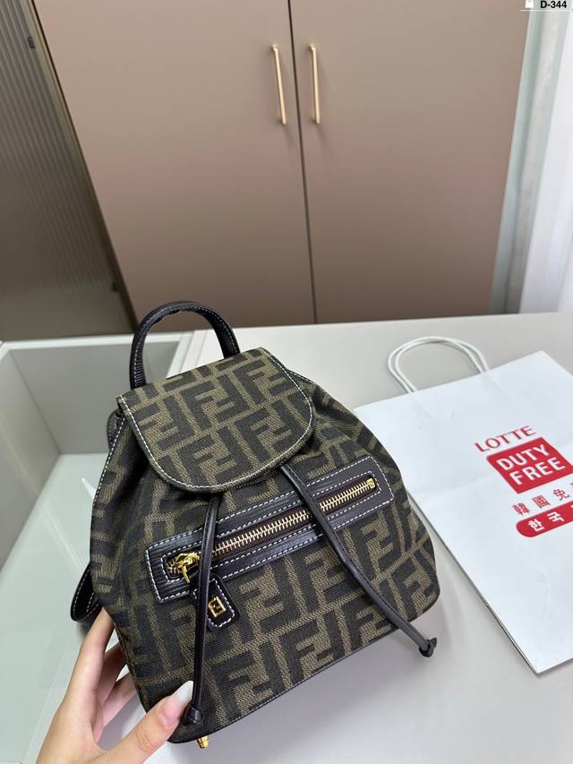 芬迪Fendi 老花双肩包 实用又可爱，自重轻 上身小巧，容量感人 好搭配不挑人，真的很绝 D-344尺寸21×23