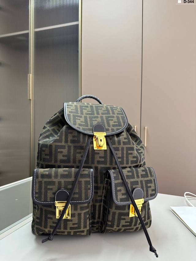 芬迪Fendi 双肩包 时尚感超强 辦识度很高 潮男必备 气场强大 D-344尺寸31×36