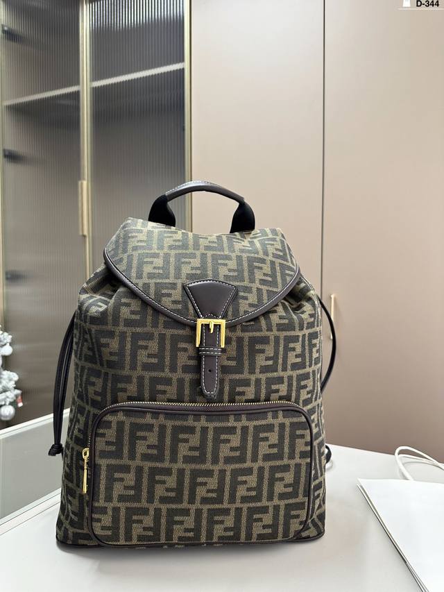 芬迪Fendi 双肩包 时尚感超强 辦识度很高 潮男必备 气场强大 D-344尺寸32×41