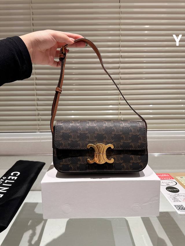 顶级原单 全钢五金 Celine Eva老花凯旋门 谁能拒绝爆款腋下包的制造机 Celine 赛琳的凯旋门 呢，包身小巧精致，还是辣Lisa同款！Triomph