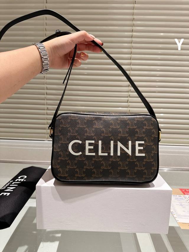 专柜同步赛琳Celine专柜最新款相机包全新搭配 高端品质 原版面料 超级大牌的一款 上身特别洋气 喜欢的美妞抓紧自留啦 尺寸 23 15 配盒