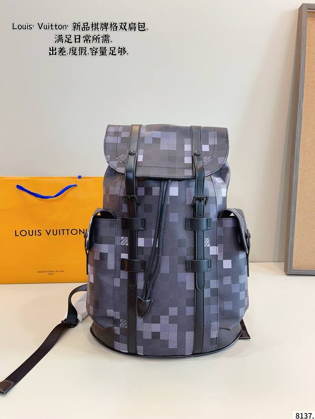 Lv Christopher 双肩包 终于找到一款能装又不丑的男生通勤包了之前一直背 Gaston Luga这个牌子来自瑞典斯德哥尔摩日，设计也很北欧，线条简洁