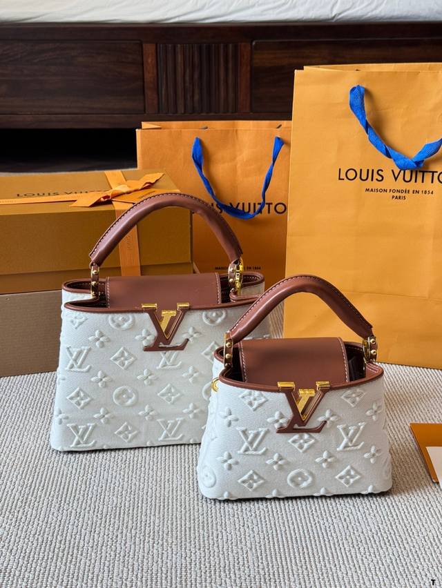 Lv Capucines 作为Lv代表性高定包款之一的Capucines手袋，每一季都会尝试不同的设计，并搭配新配色、新材质与新饰面。更加高端气质。 小小的尺寸