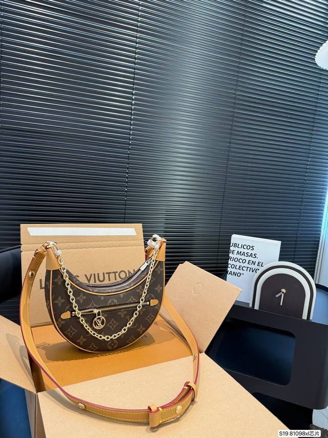 配飞机盒折叠盒子 芯片版本Lv 年秀款豌豆包 腋下包 今年腋下包大火 但是这一只驴家豌豆包 才是腋下包的宝藏 背在腋下不大不小 不光有可人外表 空间也很喜人 更