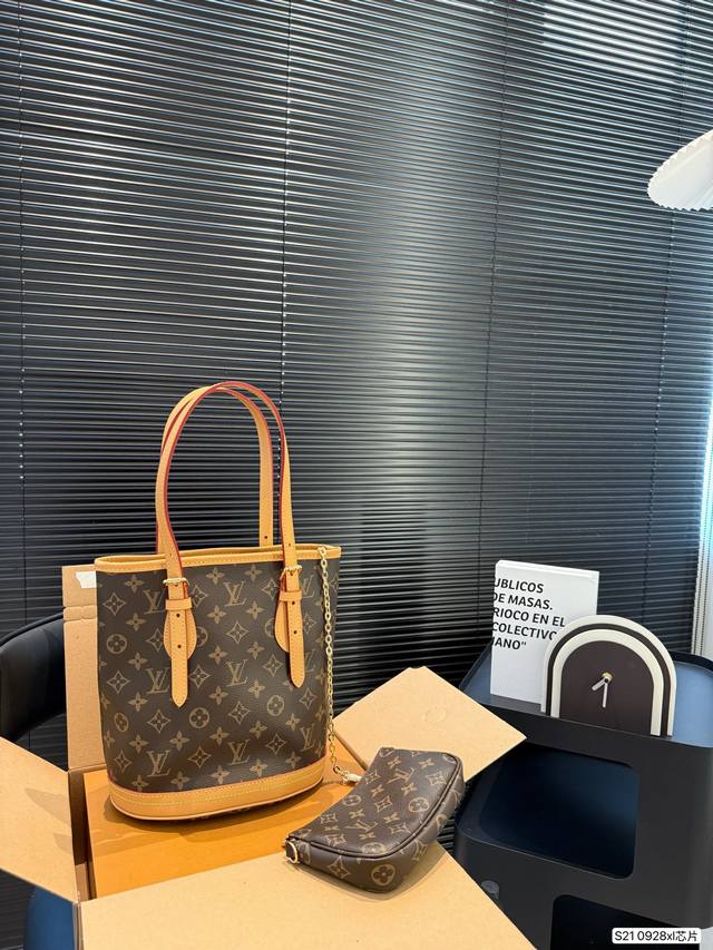 配飞机盒折叠盒子 芯片版本 Bucket 手袋出自 Lv Match 系列，宣告世界著名网球赛事的灵感启发。经典 Monogram 帆布塑造水桶包，可调节手柄和