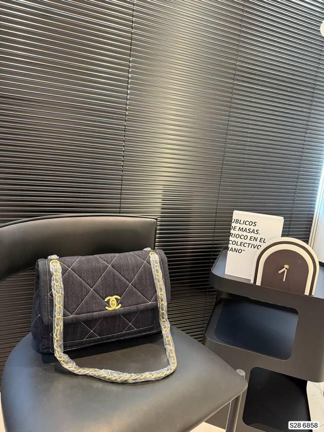 香奈儿牛仔链条包 简单百搭 颜值高 日常出街首选 潮酷时尚女孩必入款 尺寸：30 24 货号6858