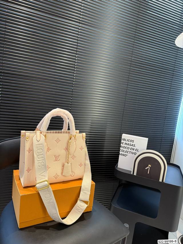 配飞机盒折叠盒子 Lv Onthego托特线条简约,利落,包包上身大气,容量也是巨大,托特包都是无底洞~尺寸25 20 货号99199-8 配飞机盒折叠盒子 Lv Onthego托特线条简约,利落,包包上身大气,容量也是巨大,托特包都是无底洞~尺寸25 20 货号99199-8