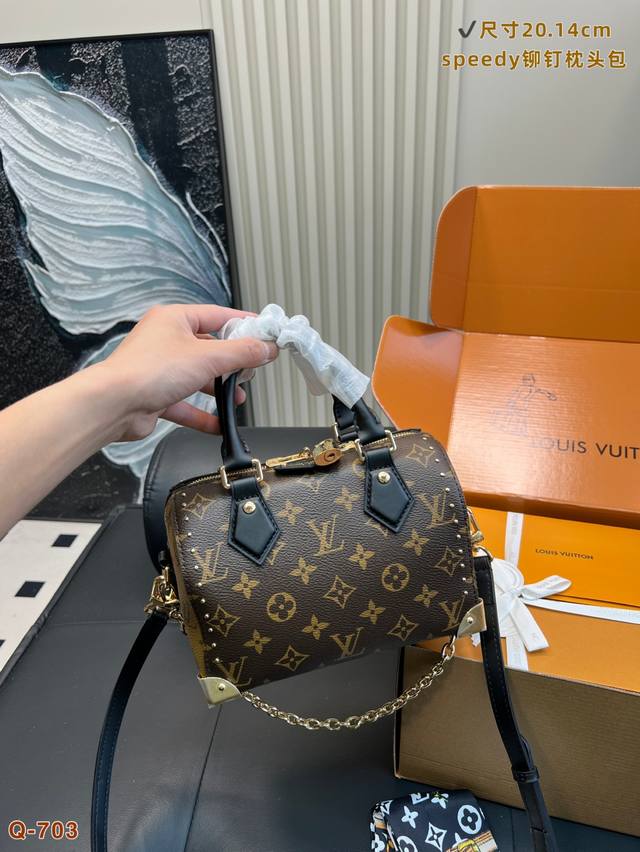 配全套礼盒 Lv枕头这一季Louisvuitton 2025秀款酷黑皮革与小巧老花时尚达人们，准备好迎接Lv2025早春系列了吗？这一季Louis Vuitto