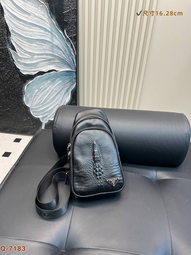 普拉达Prada胸包斜挎单肩包 采用精湛镶嵌细工 实物原厂原版面料 尺寸：16.28