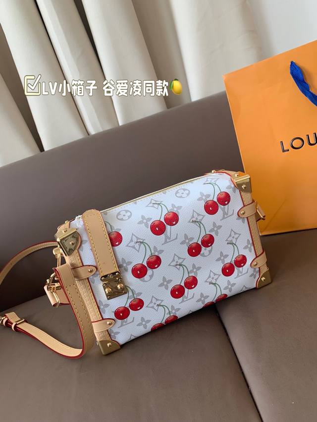 折叠礼盒官网飞机盒 Lv小箱子 谷爱凌同款 25春夏秀款 可手提 可斜挎 宽肩带不要太好看! 尺寸:24*15 折叠礼盒官网飞机盒 Lv小箱子 谷爱凌同款 25春夏秀款 可手提 可斜挎 宽肩带不要太好看! 尺寸:24*15