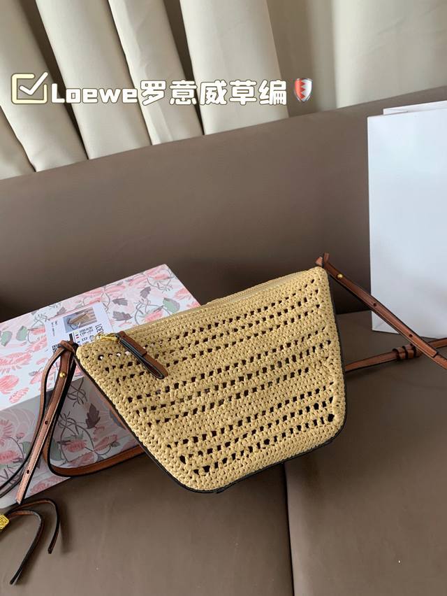 Loewe罗意威草编 好适合夏天 自带一根腋下的肩带和一根斜挎长肩带 非常滴实用 尺寸18×16折叠盒
