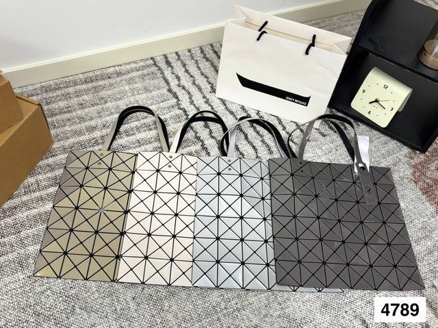 三宅一生 购物袋 太可爱了一年四季必备款！尤其是春夏！不用多说，和我一样喜欢三宅一生的一定理解美包在手的心情真是无比激动啊，包治百病太有道理了......喜欢就