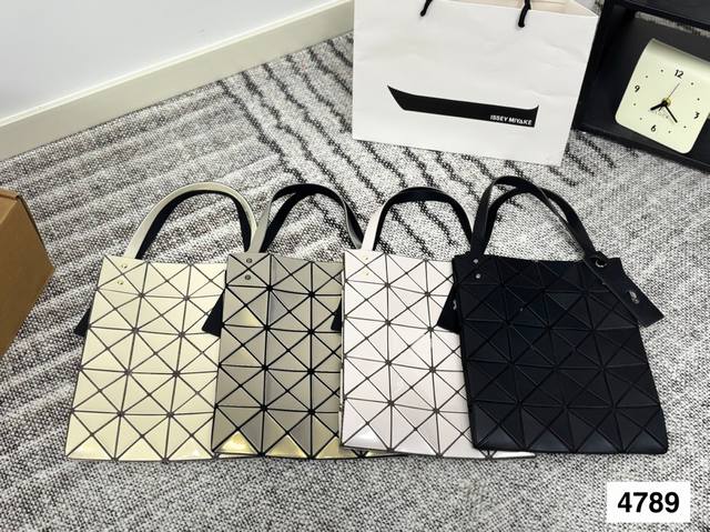 三宅一生 购物袋 太可爱了一年四季必备款!尤其是春夏!不用多说,和我一样喜欢三宅一生的一定理解美包在手的心情真是无比激动啊,包治百病太有道理了......喜欢就 三宅一生 购物袋 太可爱了一年四季必备款!尤其是春夏!不用多说,和我一样喜欢三宅一生的一定理解美包在手的心情真是无比激动啊,包治百病太有道理了......喜欢就