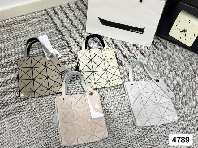 三宅一生 购物袋 太可爱了一年四季必备款！尤其是春夏！不用多说，和我一样喜欢三宅一生的一定理解美包在手的心情真是无比激动啊，包治百病太有道理了......喜欢就