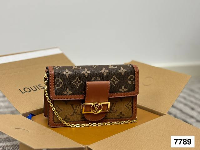 配飞机盒折叠盒子 Lv 达芙妮 细节真的很高级，给你一种奢华级体验，五金的打磨和，到饰边的涂抹都是纯手工，包边全部压线，显得更加精致，包身升级为拼色双色老花拼接