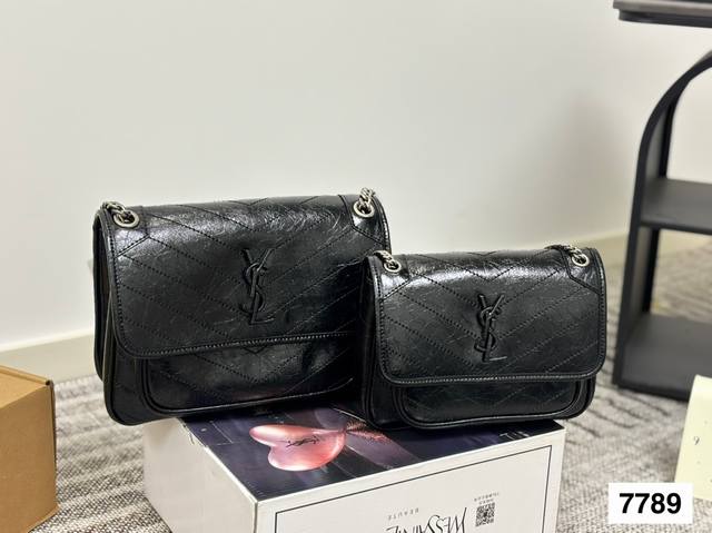 大号 小号 配飞机盒折叠盒子 圣罗兰邮差包 非常特别，低调的有些酷，背起来特别的能体现时髦 个性 帅气女人的魅力，它就是Ysl目前人气最高的Niki邮差包。背这