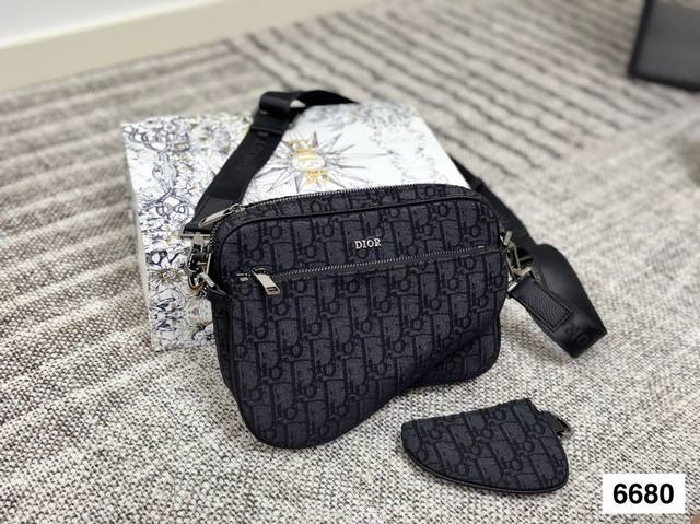 礼盒包装 迪奥Dior Safari相机包 百搭到没朋友 就是酷 时尚感超强 辦识度很高 方方正正很能装，上身也帅气尺寸23.15