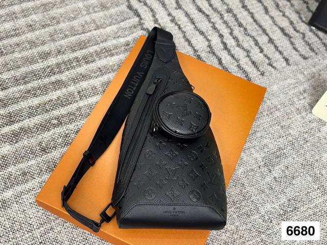 礼盒 Lv路易威登胸包 永恒不过时的标志性产品 今年Lv最爱的款式 实用性非常高 完全不用担心穿搭尺寸40.21