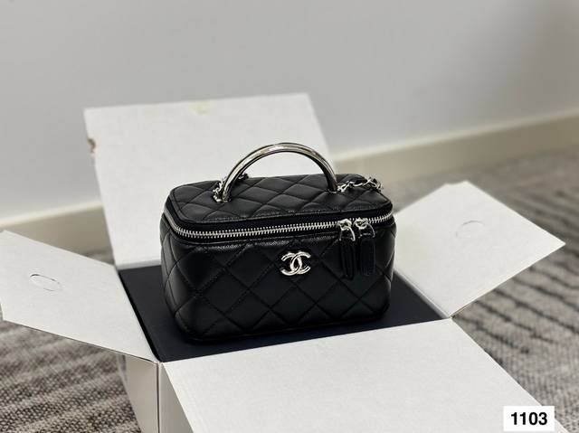 配飞机盒折叠盒子 香奈儿手提化妆包 我觉得吧，每个爱化妆的妹子都应该有个化妆包， 出门拿上就可以走， 里面装上我们最常用的化妆品， 再也没有出门忘带口红的烦恼啦