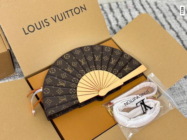 配飞机盒折叠盒子 老花扇子包 Lv Fan 手袋 取材 Monogram 帆布，以别致设计亮相 2025 春夏秀场，成就收藏家之选。皮革之上点级 Monogra