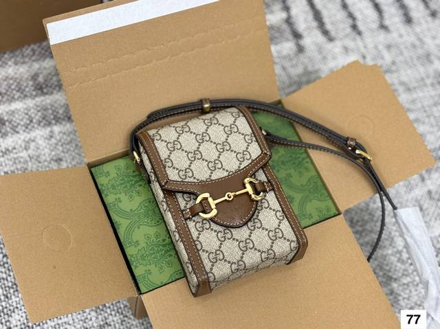 Gucci 1955新款老花手机包 Gucci新出的这款手机包，首先我觉得在大牌包里，可称为性价比之王，价格P不错，容量感人，手机、充电宝、耳机、钥匙、口红统统
