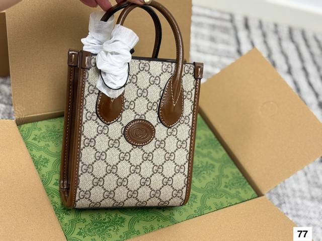 配盒 Size：16*20Cm Gg Mini Tote 琴谱包 又可以买包包啦！ 经典双G花纹 很有气质的感觉！！ 男女通用！又飒又A！