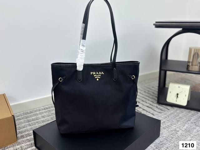 Prada尼龙购物袋 轻便耐用容量大 这个是经典款！ 通勤放的下电脑，也适合短途旅行，自重非常轻 尺寸32 28Cm