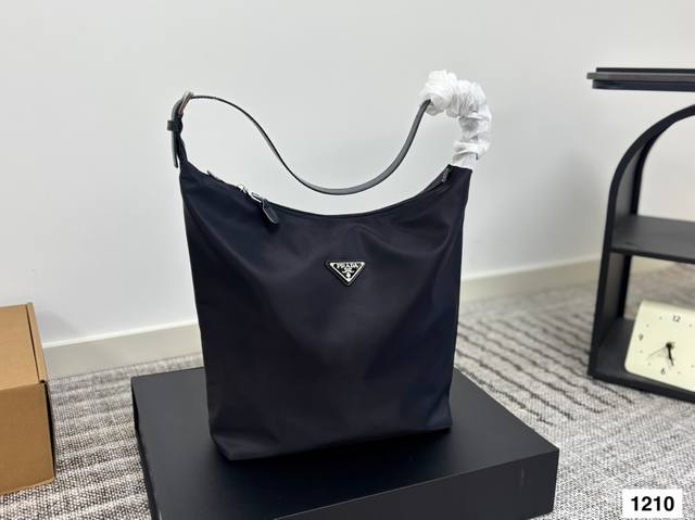 超级慵懒随性的Prada中古包 Prada中古届也太多好看的包啦 这只真的掘地三尺挖出来 上身真的太好看了 而且包身柔软也好背！ 尺寸 30 27