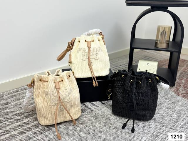 新品推荐Prada普拉达专柜同款编织水桶包～草编包高端货！可手提可肩背～各大明星追捧的爆款～棕榈叶和牛皮编织而成采用最好的五金配件！经典Logo！ Size：1