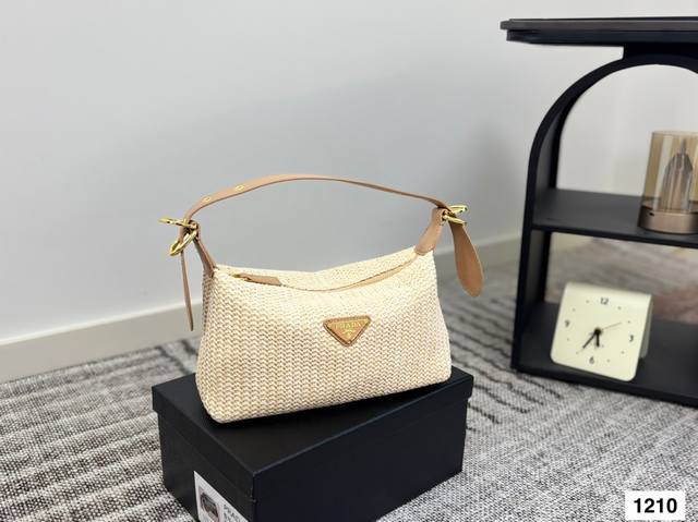 草编 Prada普拉达 腋下包Hobo 充满了不一样的帅气感 甜酷辣妹穿搭必备 尺寸26.12