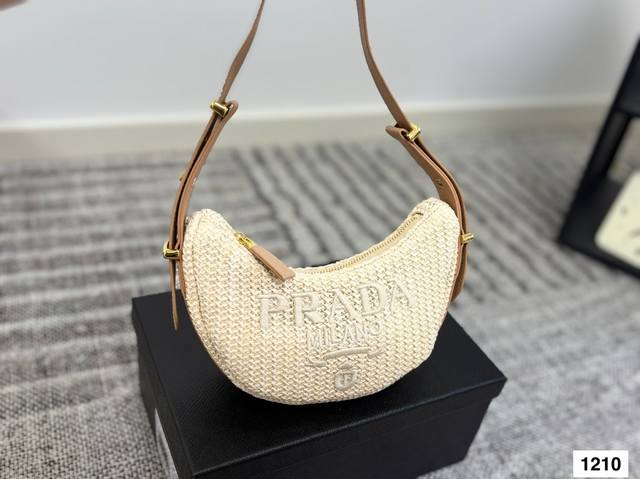 新品推荐升级版Prada普拉达专柜同款编织～草编包配小包！可肩背～各大明星追捧的爆款～棕榈叶和牛皮编织而成采用最好的五金配件！经典Logo！ Size：22-1
